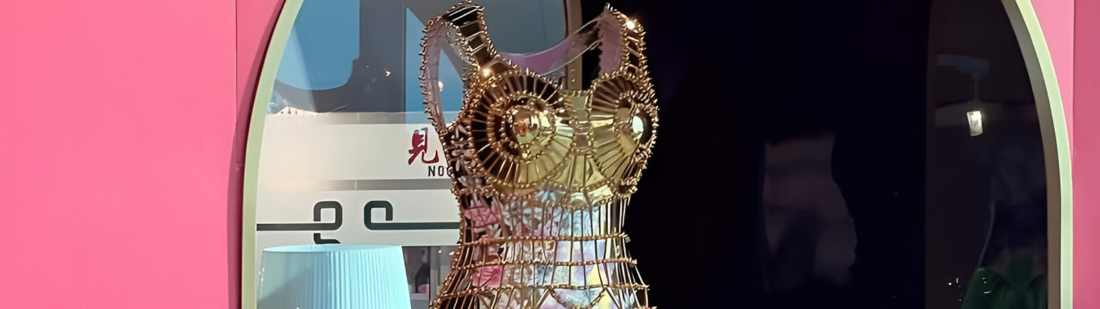 Фарфоровое платье Ю Пэя на Art Basel Hong Kong