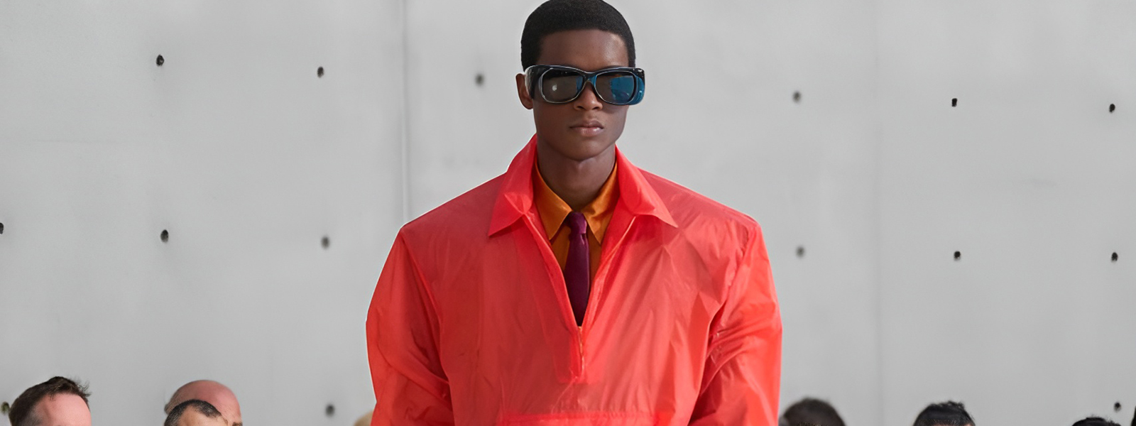 Мужская коллекция Saint Laurent: галстуки, влажный блеск и французская дерзость Мужская коллекция Saint Laurent: галстуки, влажный блеск и французская дерзость