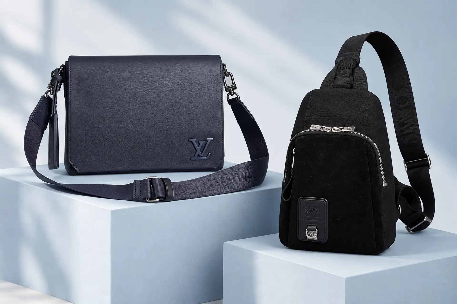 Тёмно-синий мессенджер Louis Vuitton Takeoff MM и чёрный Loewe Flex Sling на голубом фоне