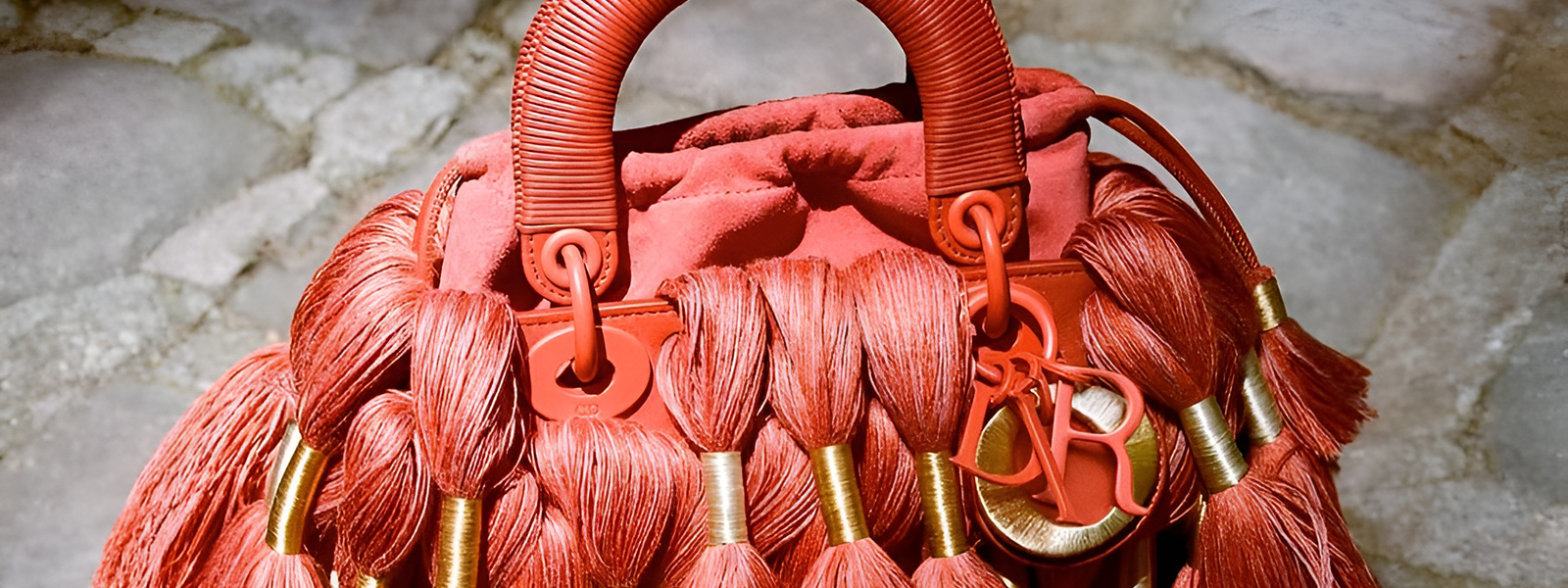 Переосмысление и искусство: Lady Dior от Джонатана Андерсона и Шейлы Хикс Переосмысление и искусство: Lady Dior от Джонатана Андерсона и Шейлы Хикс