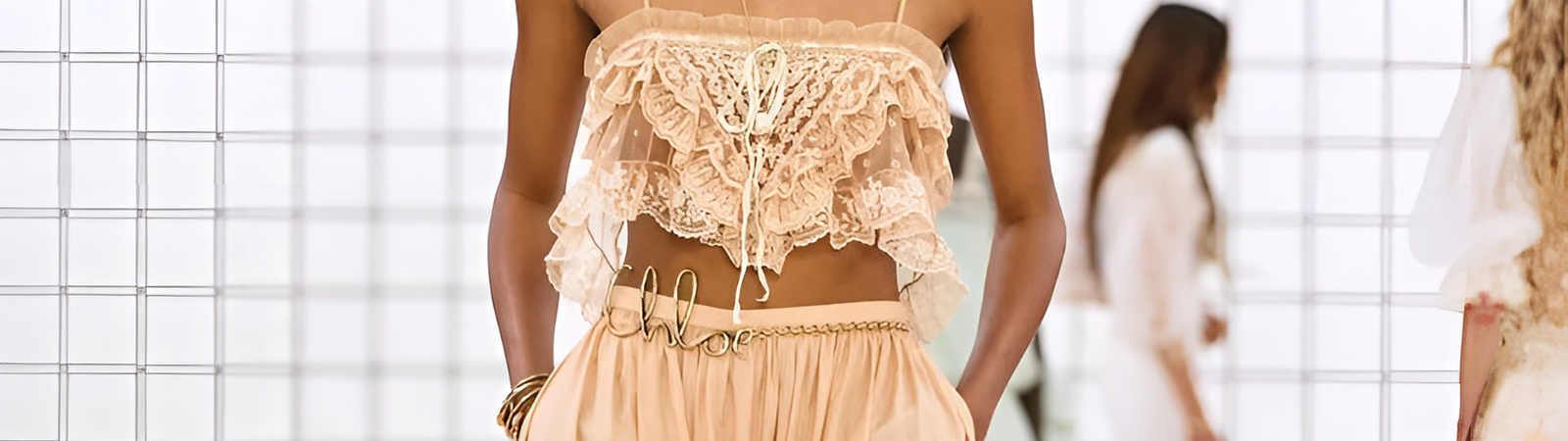 Тонкий бодичейн на бедрах Тонкий бодичейн на бедрах