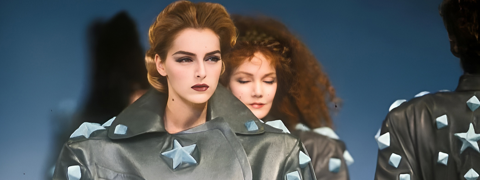 Архивная магия Thierry Mugler в образах Miley Cyrus и Doja Cat