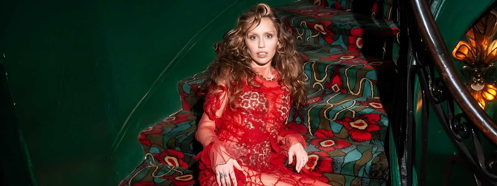 Майли Сайрус и магия моды на камерном концерте в Париже Майли Сайрус и магия моды на камерном концерте в Париже