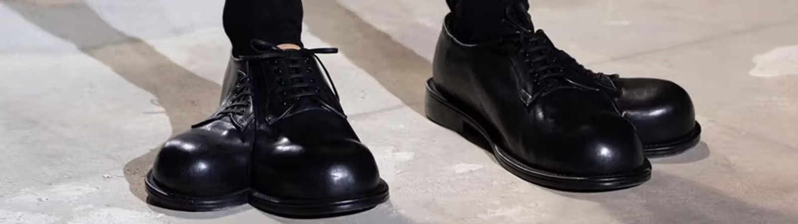Ботинки Comme des Gar&ccedil;ons x Kids Love Gaite на показе весна-лето 2024