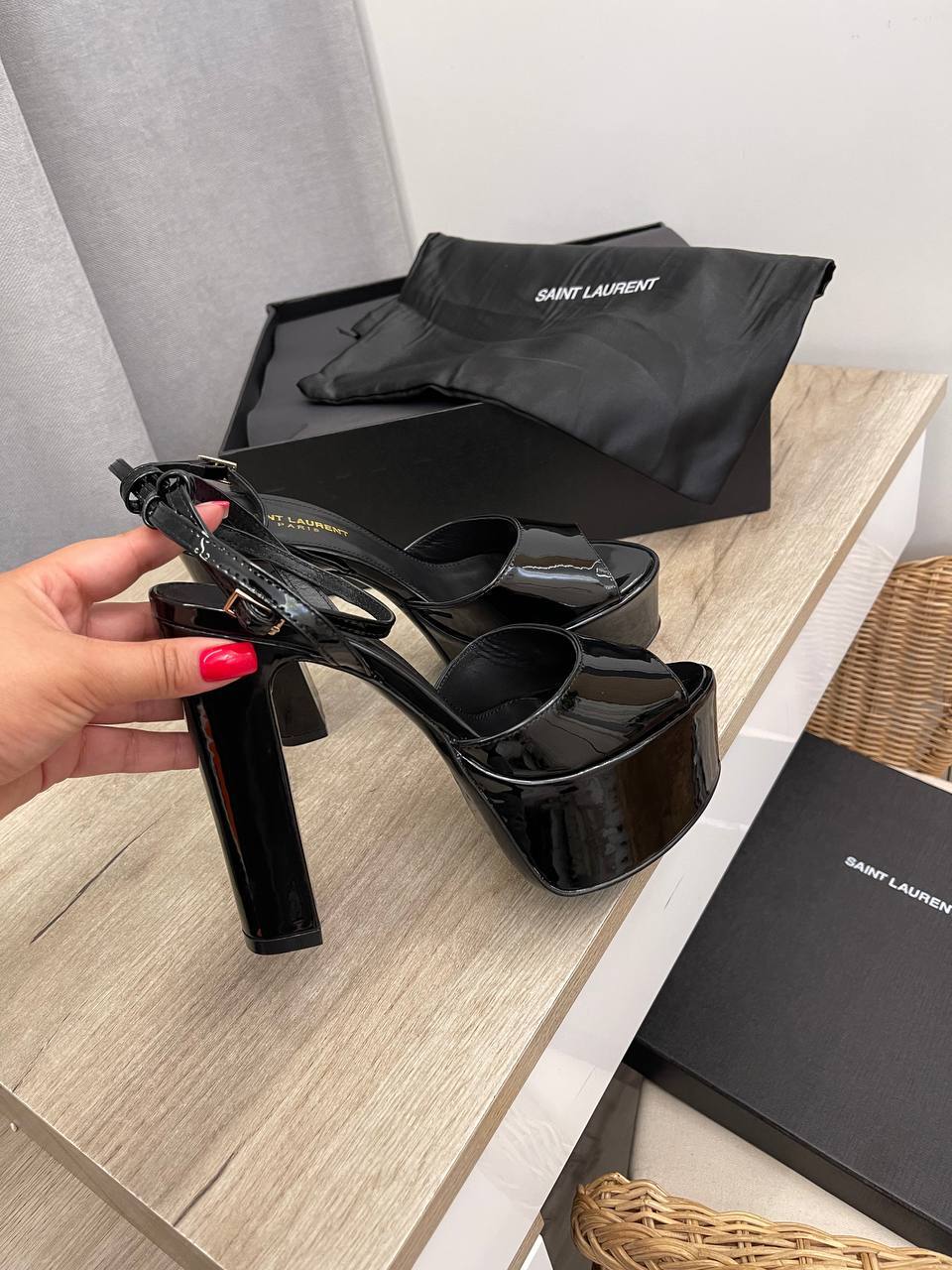 Дизайнерские босоножки Yves Saint Laurent BP-52839 Дизайнерские босоножки Yves Saint Laurent BP-52839