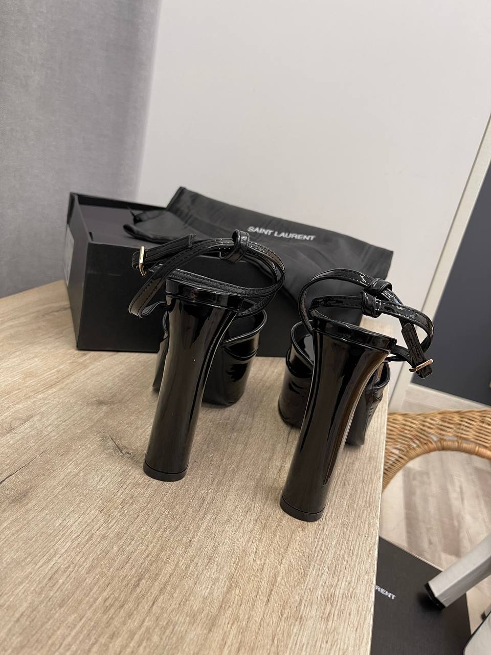 Дизайнерские босоножки Yves Saint Laurent BP-52839 Дизайнерские босоножки Yves Saint Laurent BP-52839