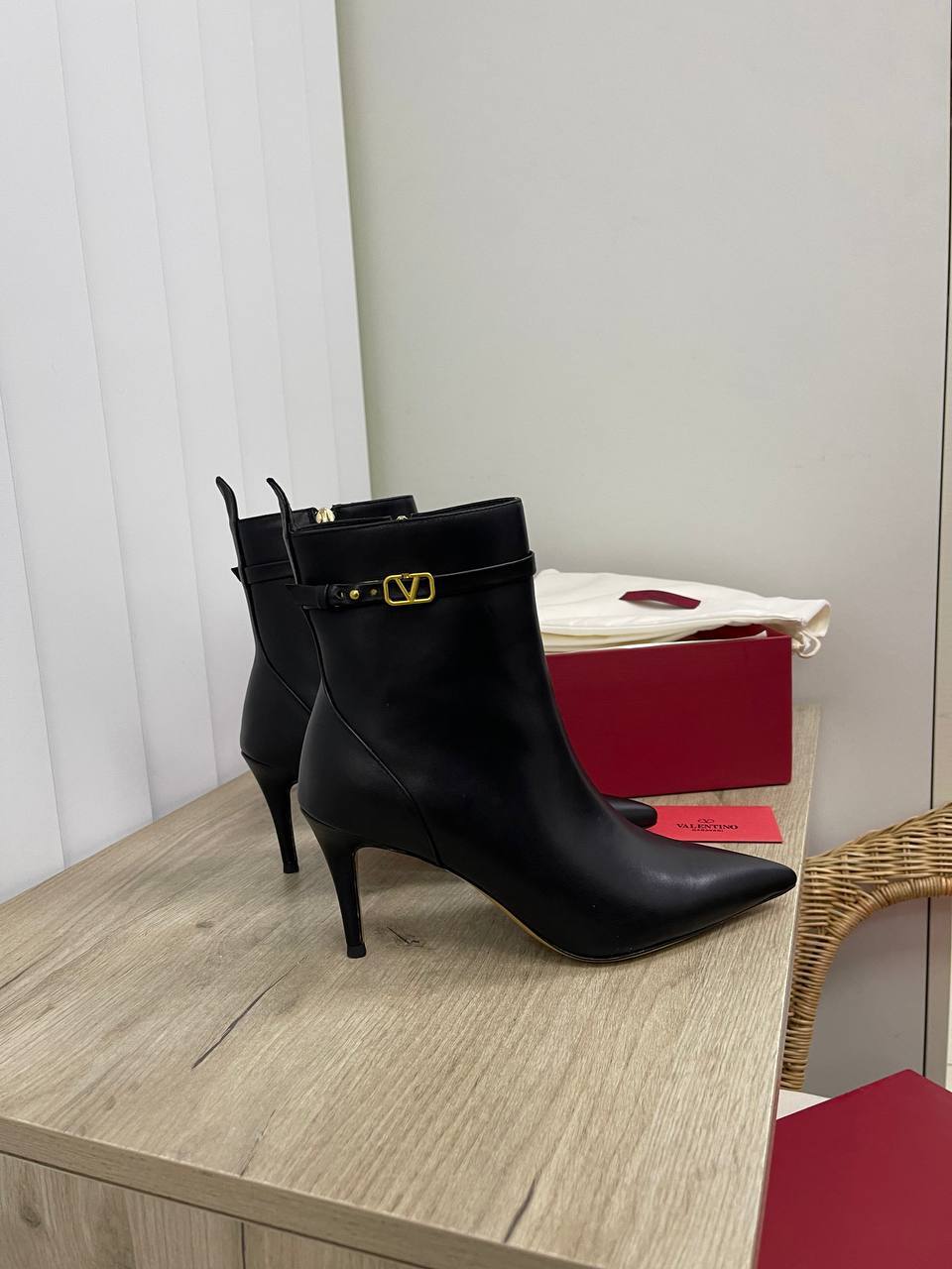 Кожаные люксовые ботильоны Valentino BP-23152 Кожаные люксовые ботильоны Valentino BP-23152