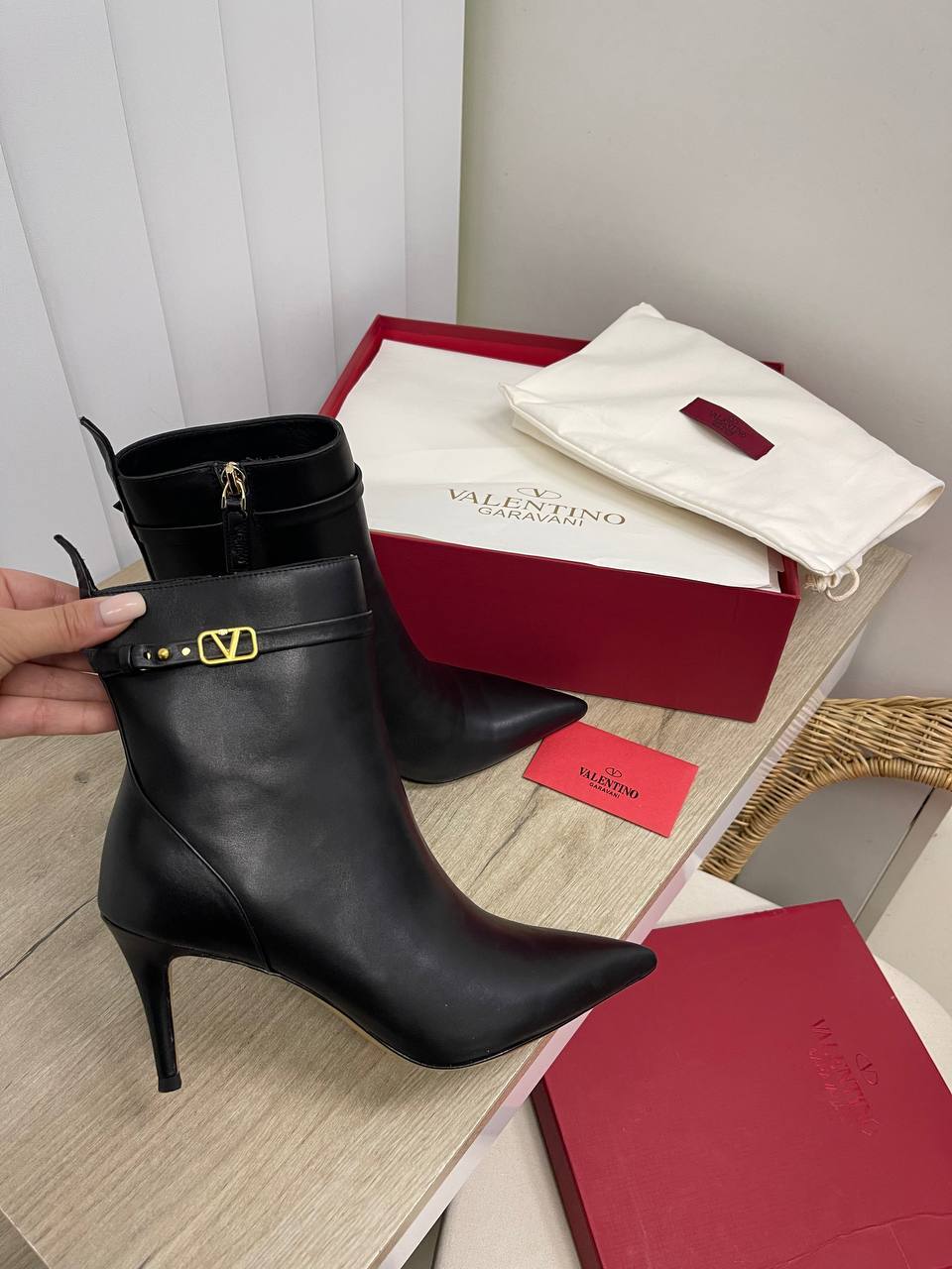 Кожаные люксовые ботильоны Valentino BP-23152 Кожаные люксовые ботильоны Valentino BP-23152