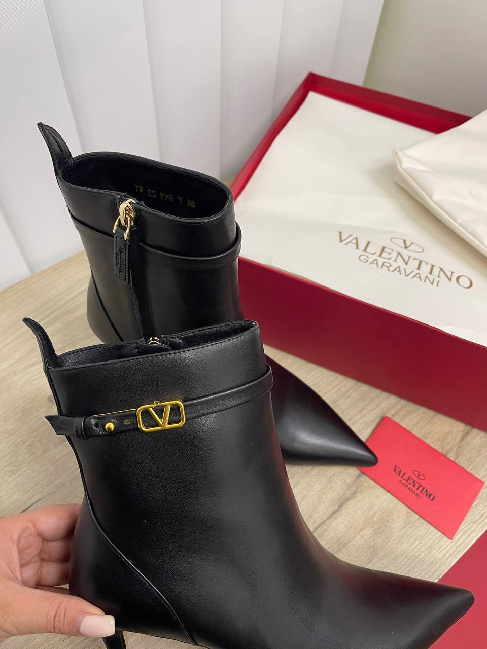 Кожаные люксовые ботильоны Valentino BP-23152 Кожаные люксовые ботильоны Valentino BP-23152