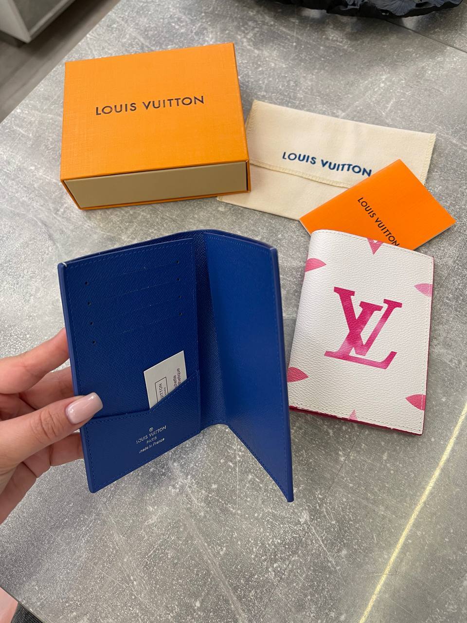 Обложка на паспорт коллекционная Louis Vuitton BP-48144 Обложка на паспорт коллекционная Louis Vuitton BP-48144