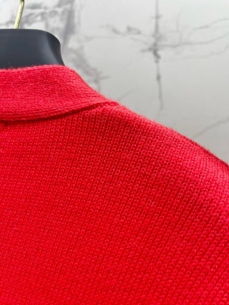 Красный кардиган с дизайнерскими украшениями Valentino Garavani VLTN BP-101359 Красный кардиган с дизайнерскими украшениями Valentino Garavani VLTN BP-101359