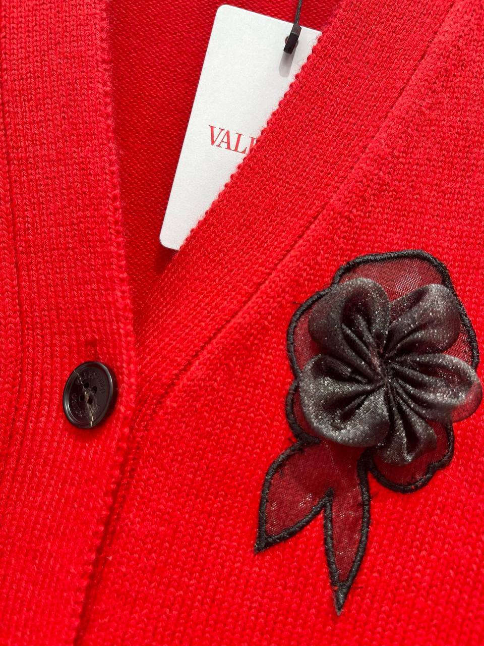 Красный кардиган с дизайнерскими украшениями Valentino Garavani VLTN BP-101359 Красный кардиган с дизайнерскими украшениями Valentino Garavani VLTN BP-101359