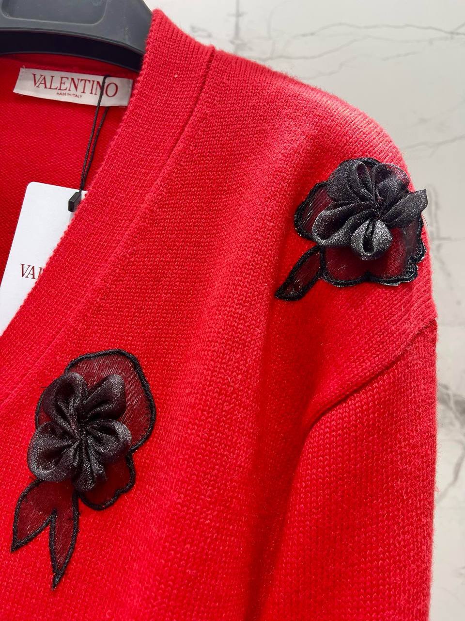 Красный кардиган с дизайнерскими украшениями Valentino Garavani VLTN BP-101359 Красный кардиган с дизайнерскими украшениями Valentino Garavani VLTN BP-101359