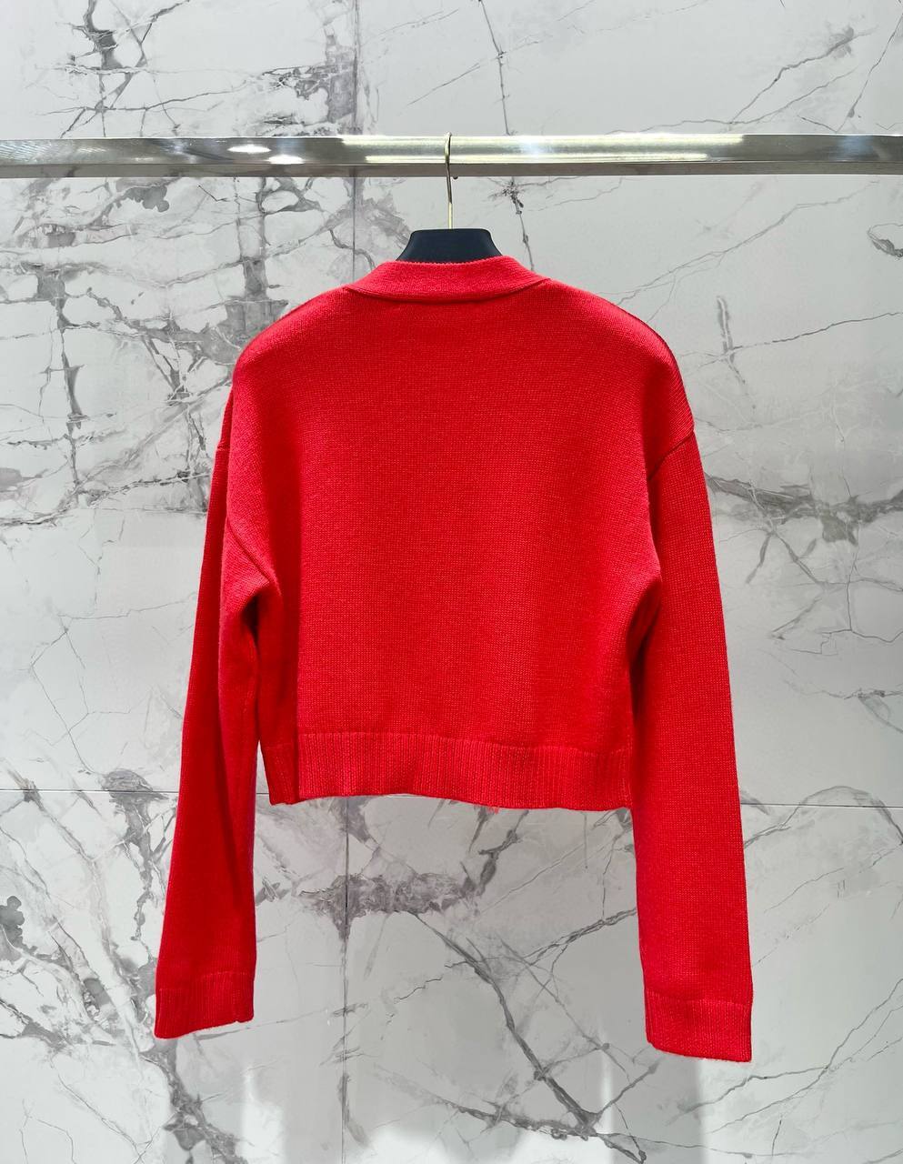 Красный кардиган с дизайнерскими украшениями Valentino Garavani VLTN BP-101359 Красный кардиган с дизайнерскими украшениями Valentino Garavani VLTN BP-101359