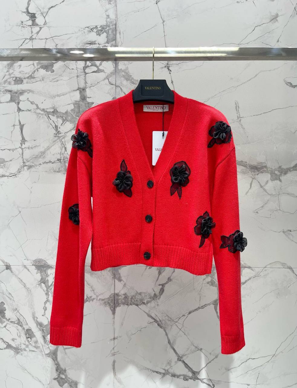 Красный кардиган с дизайнерскими украшениями Valentino Garavani VLTN BP-101359 Красный кардиган с дизайнерскими украшениями Valentino Garavani VLTN BP-101359