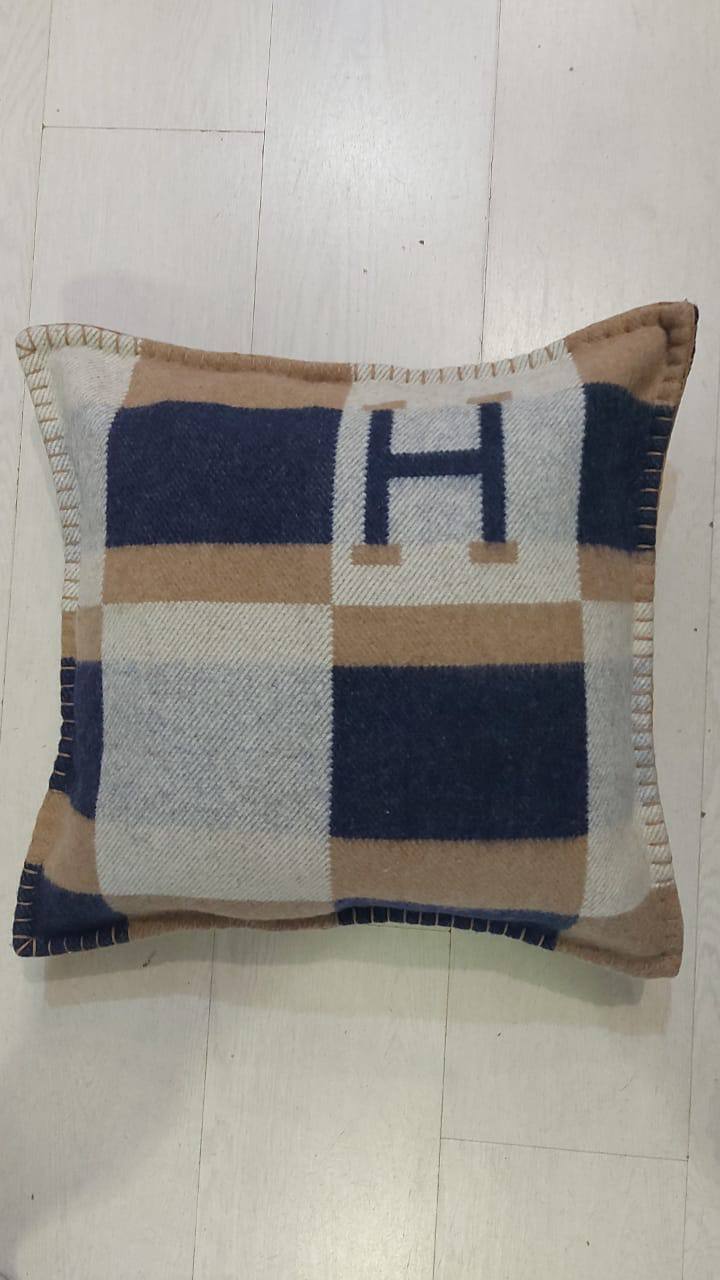 Наволочка Hermes сине-бежевая для декоративной подушки BP-12764 Наволочка Hermes сине-бежевая для декоративной подушки BP-12764