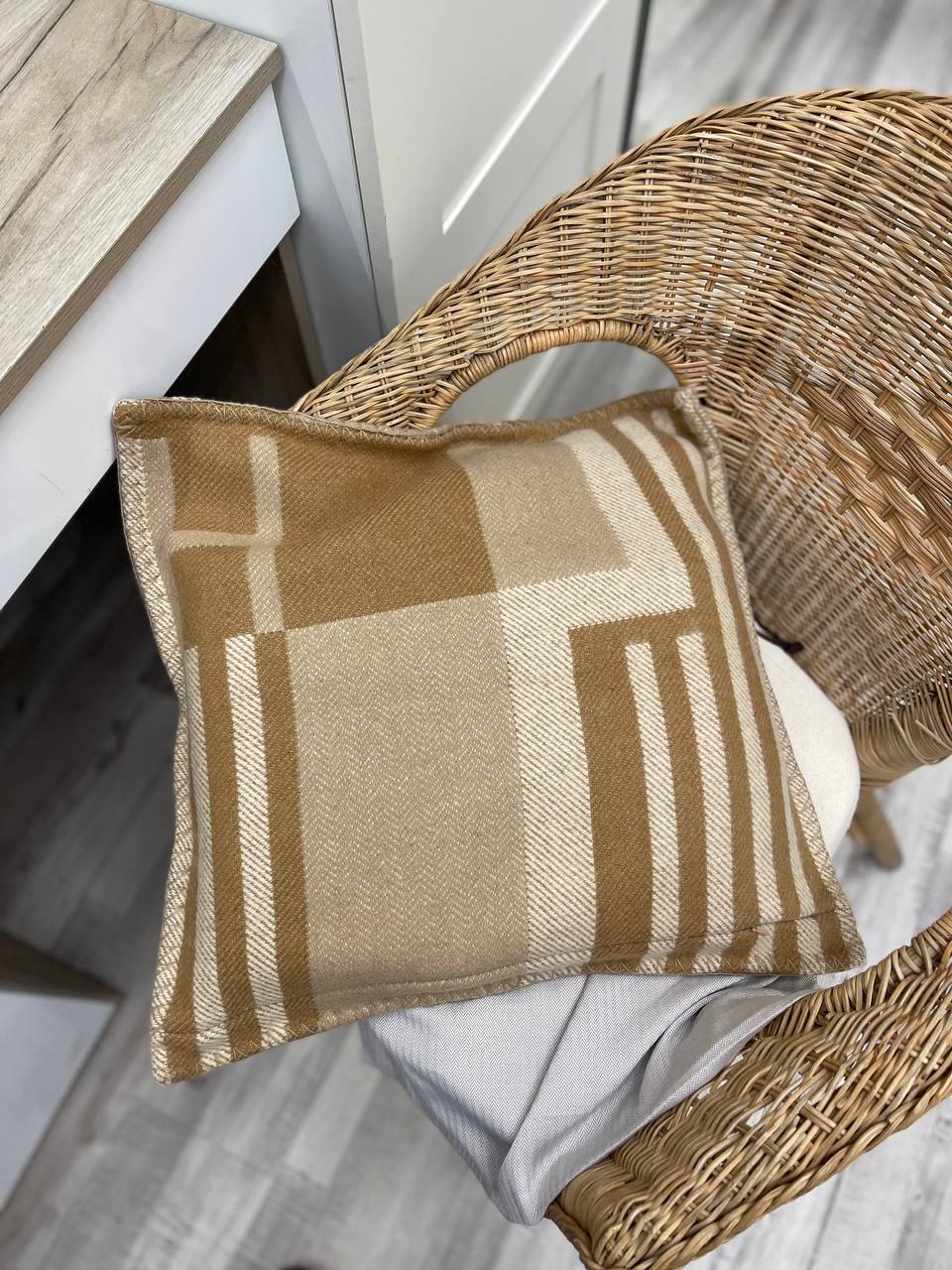 Подушка коричневого цвета Hermes BP-45577 Подушка коричневого цвета Hermes BP-45577