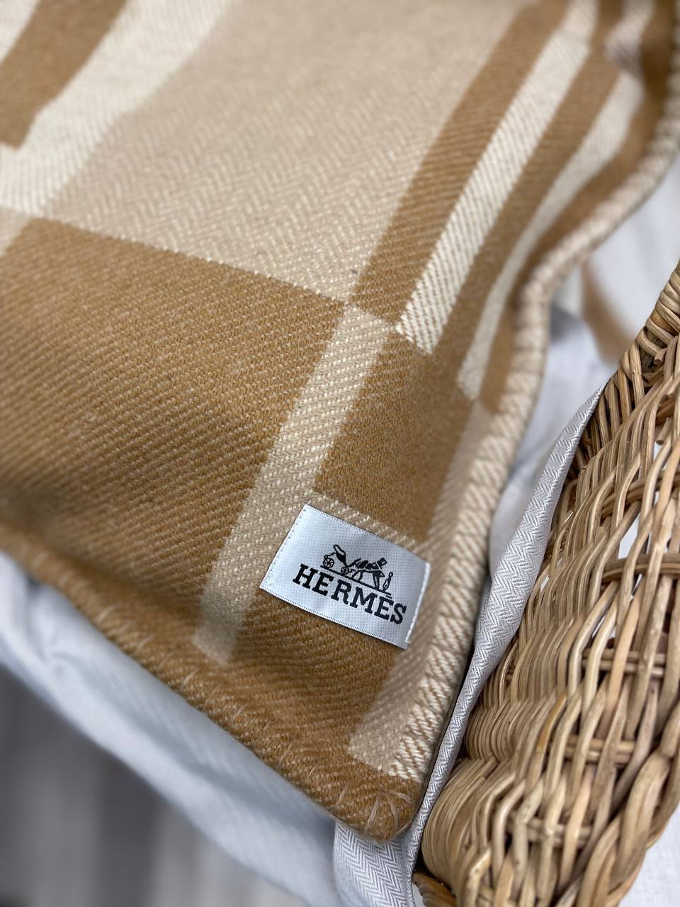 Подушка коричневого цвета Hermes BP-45577 Подушка коричневого цвета Hermes BP-45577