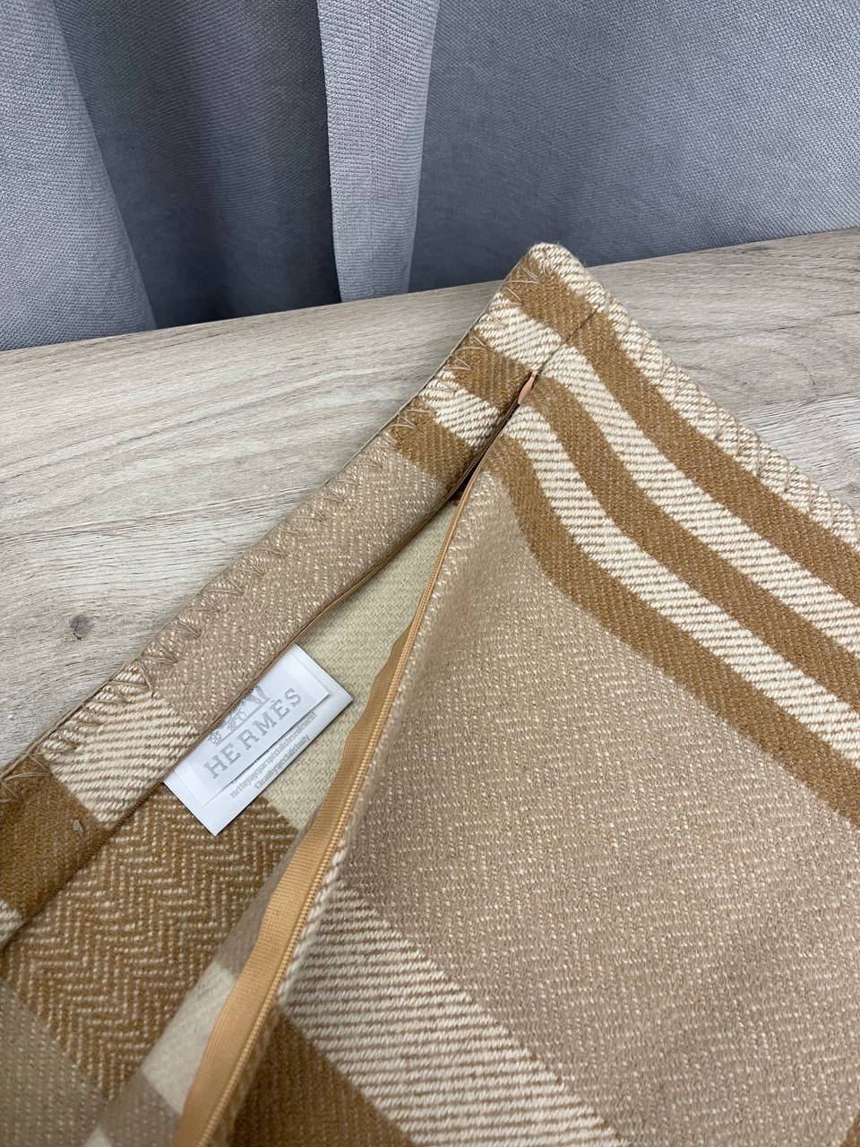 Подушка коричневого цвета Hermes BP-45577 Подушка коричневого цвета Hermes BP-45577