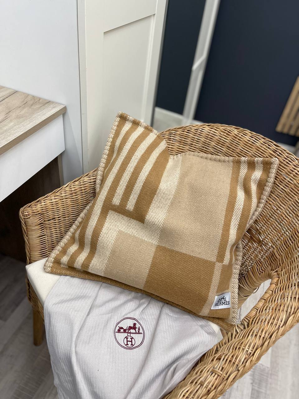 Подушка коричневого цвета Hermes BP-45577 Подушка коричневого цвета Hermes BP-45577