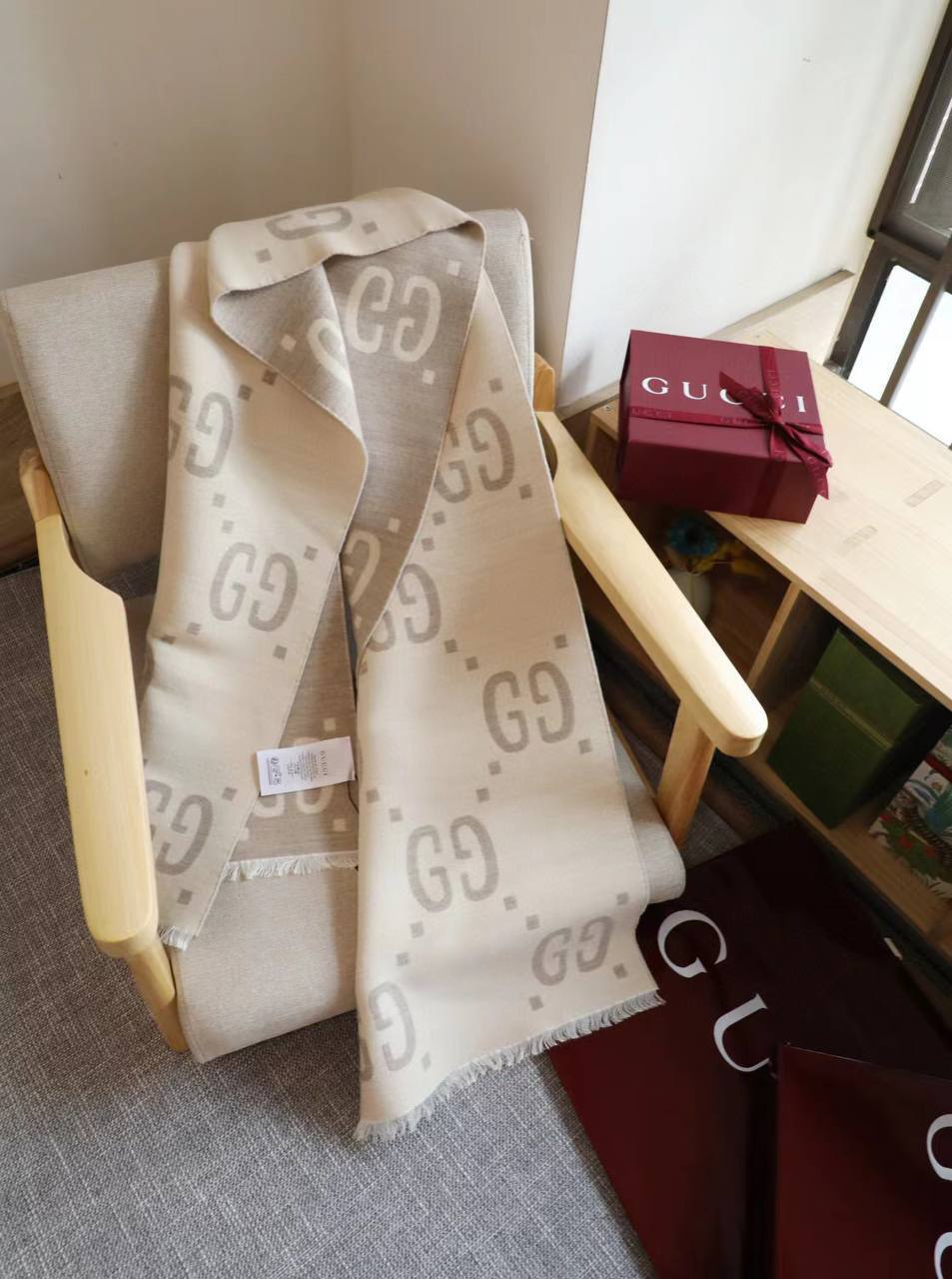 Лимитированный шарф бежевый Gucci BP-701302 Лимитированный шарф бежевый Gucci BP-701302