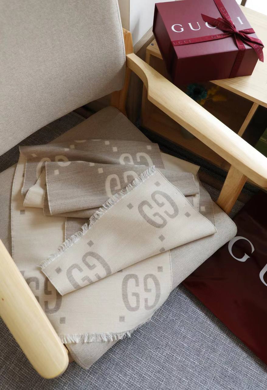 Лимитированный шарф бежевый Gucci BP-701302 Лимитированный шарф бежевый Gucci BP-701302