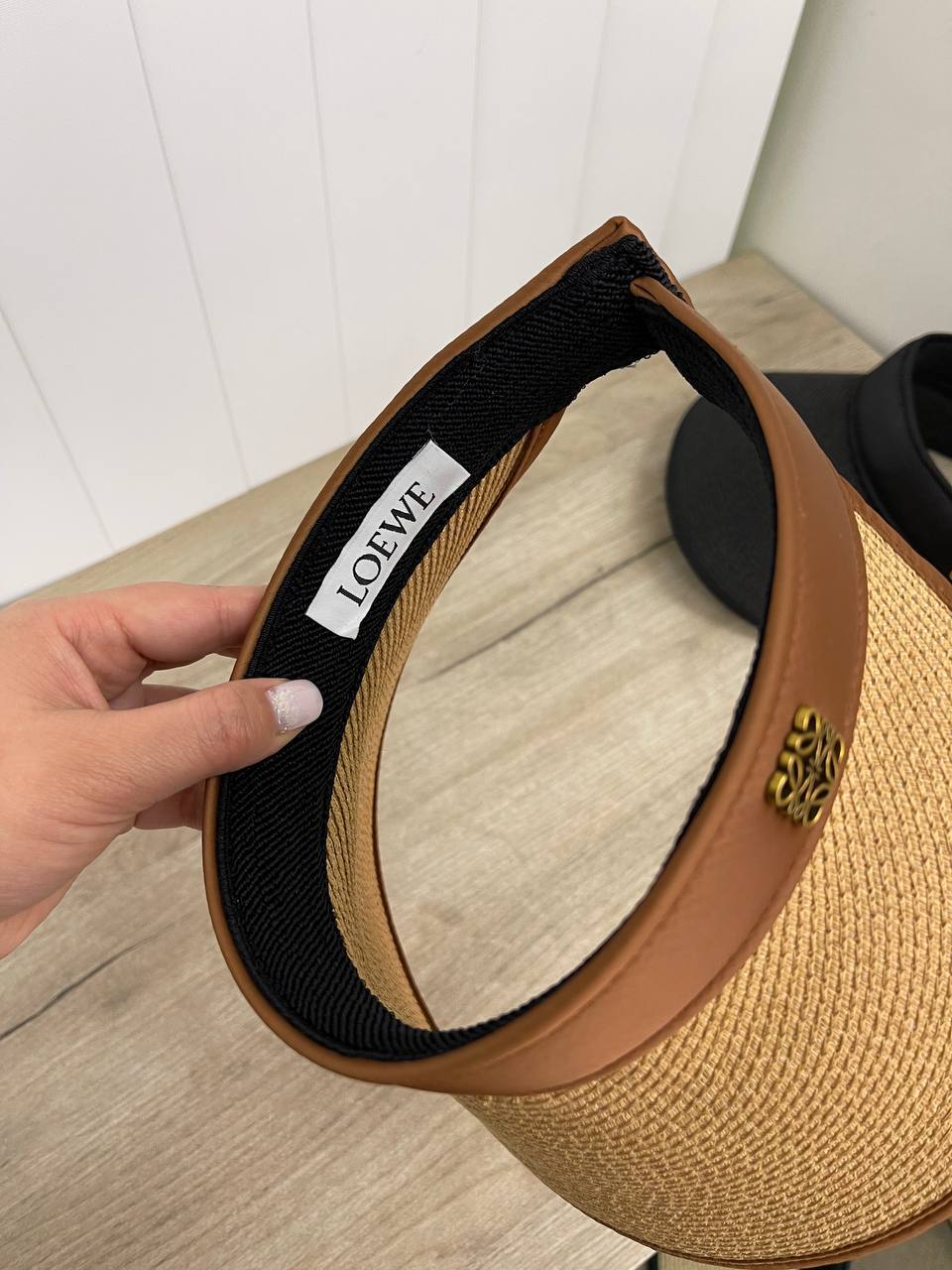 Стильный козырек Loewe BP-30715 Стильный козырек Loewe BP-30715