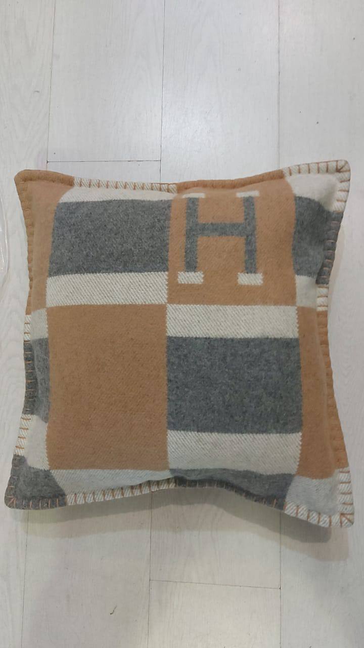 Наволочка декоративная серо-коричневая Hermes BP-12763 Наволочка декоративная серо-коричневая Hermes BP-12763