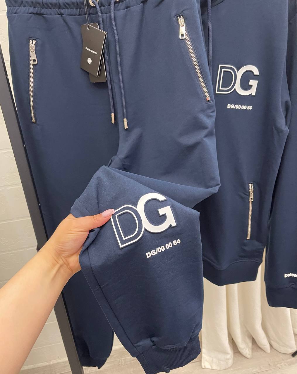 Спортивный костюм с рельефным логотипом синий Dolce & Gabbana BP-14445 Спортивный костюм с рельефным логотипом синий Dolce & Gabbana BP-14445