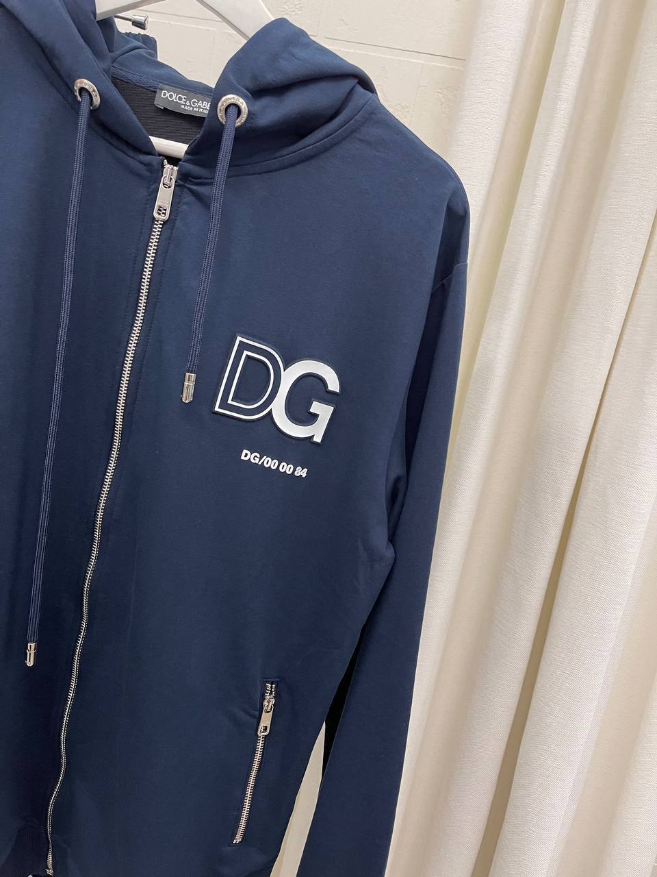 Спортивный костюм с рельефным логотипом синий Dolce & Gabbana BP-14445 Спортивный костюм с рельефным логотипом синий Dolce & Gabbana BP-14445