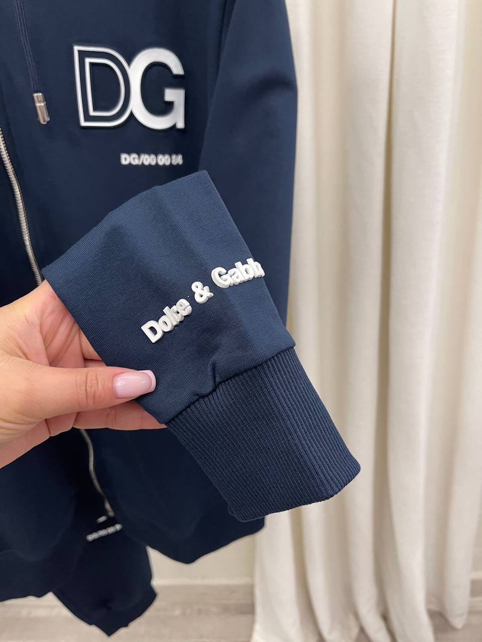 Спортивный костюм с рельефным логотипом синий Dolce & Gabbana BP-14445 Спортивный костюм с рельефным логотипом синий Dolce & Gabbana BP-14445