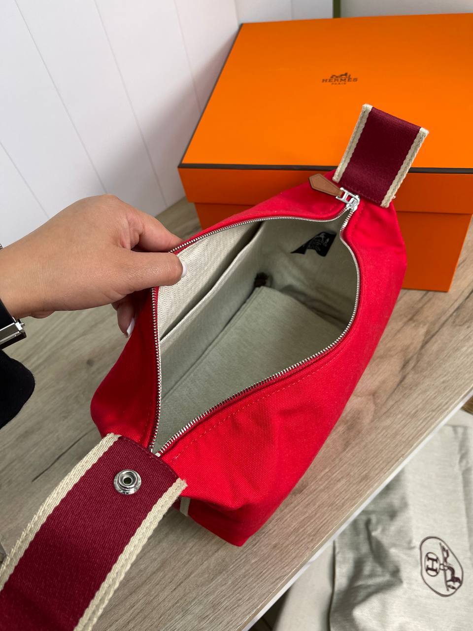 Коллекционная косметичка красная женская Hermes BP-19733 Коллекционная косметичка красная женская Hermes BP-19733