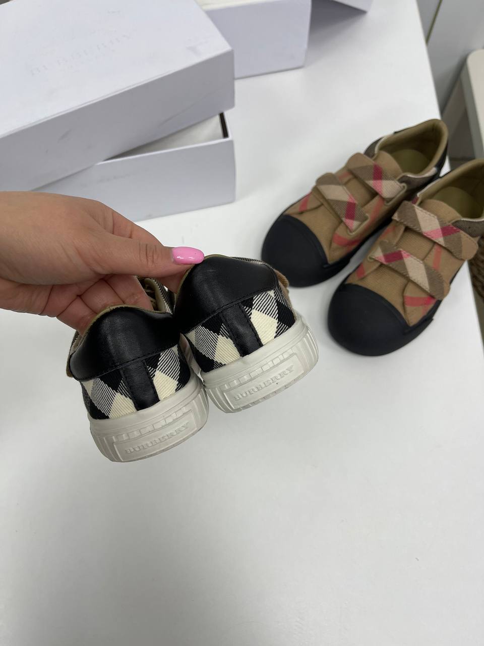 Модные кеды Burberry BP-29940 Модные кеды Burberry BP-29940