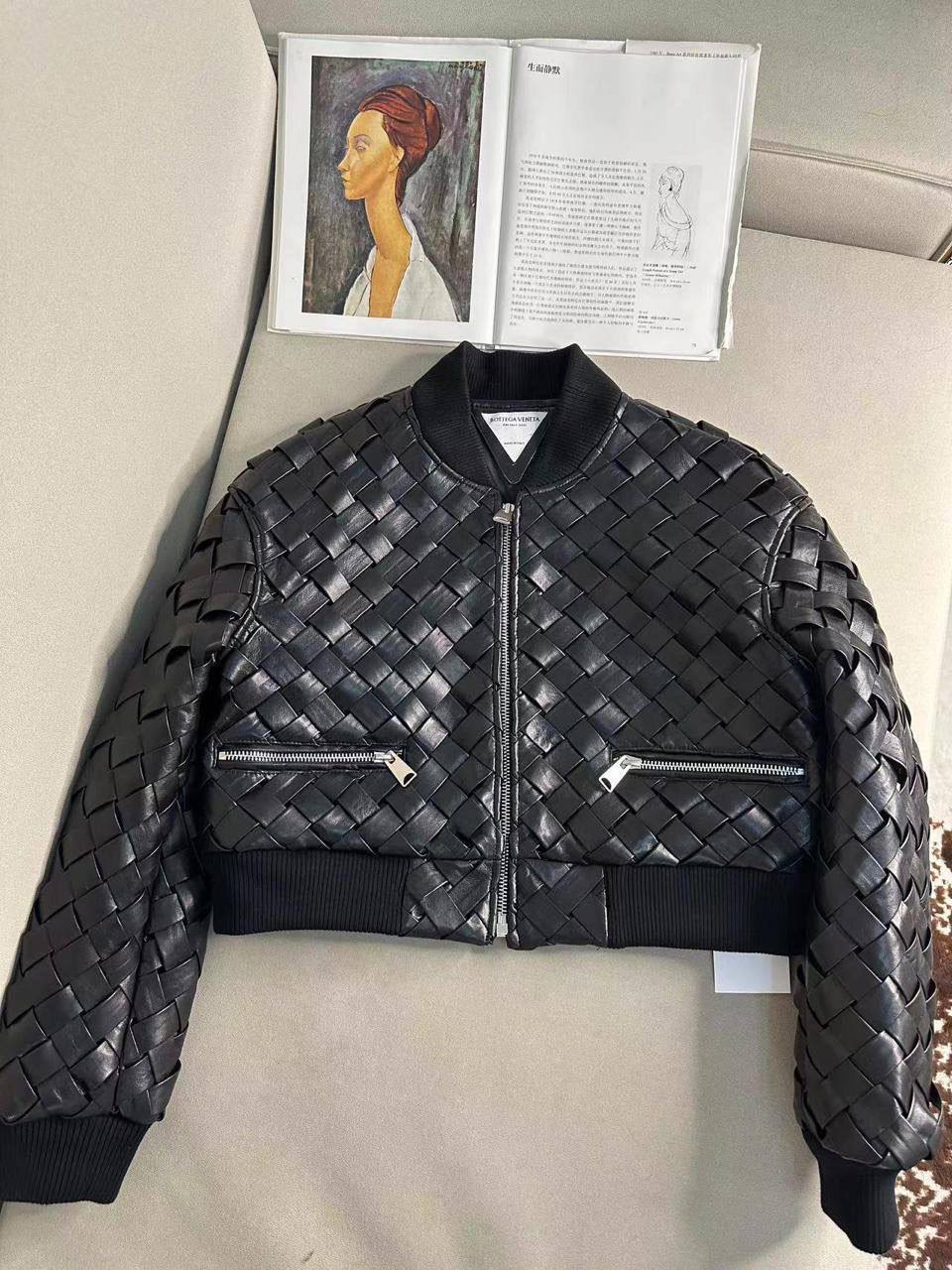 Трендовый кожаный бомбер Bottega Veneta BP-53096 Трендовый кожаный бомбер Bottega Veneta BP-53096