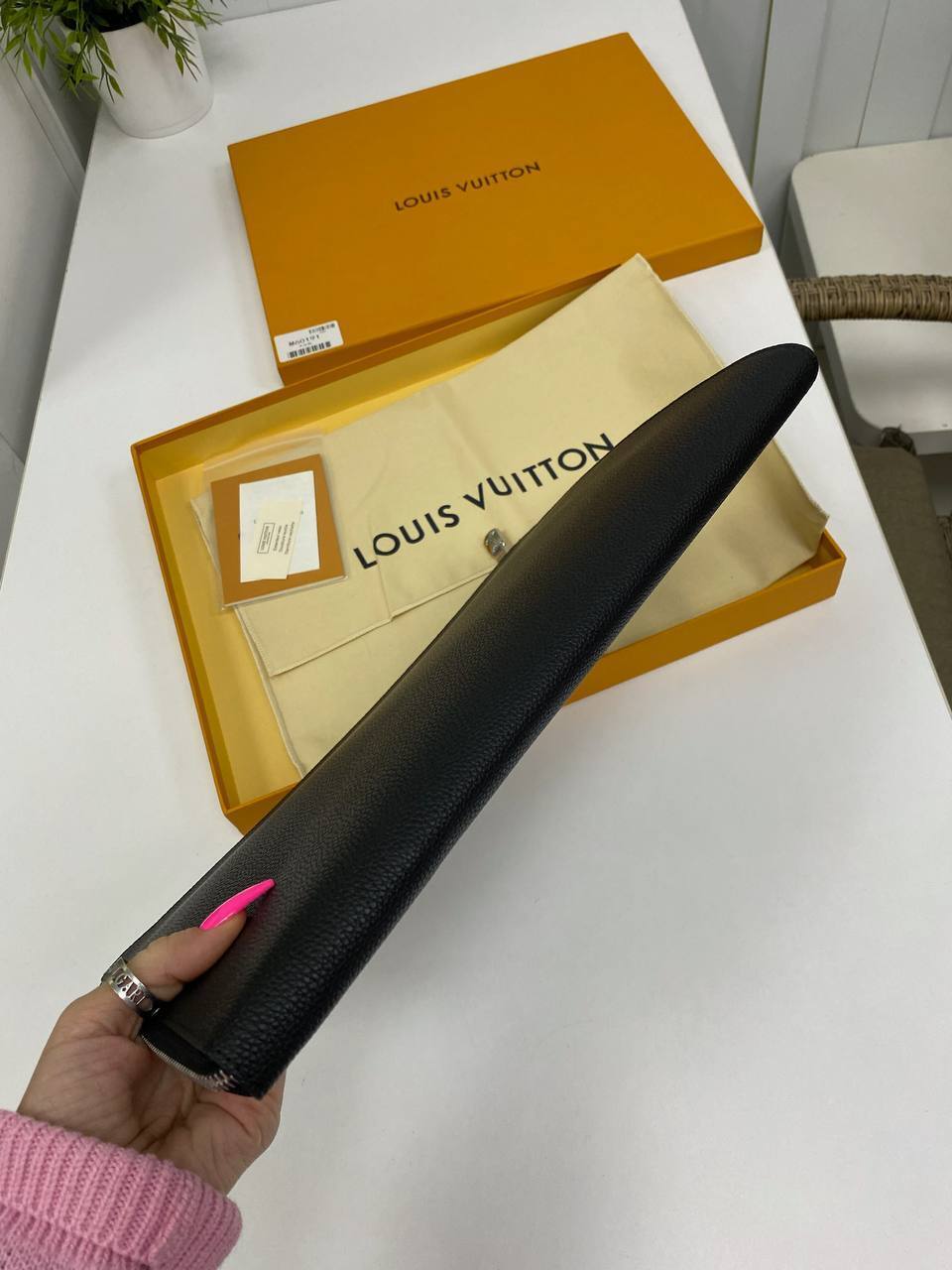 Папка черная от Louis Vuitton 35x25x4 BP-27592HM Папка черная от Louis Vuitton 35x25x4 BP-27592HM