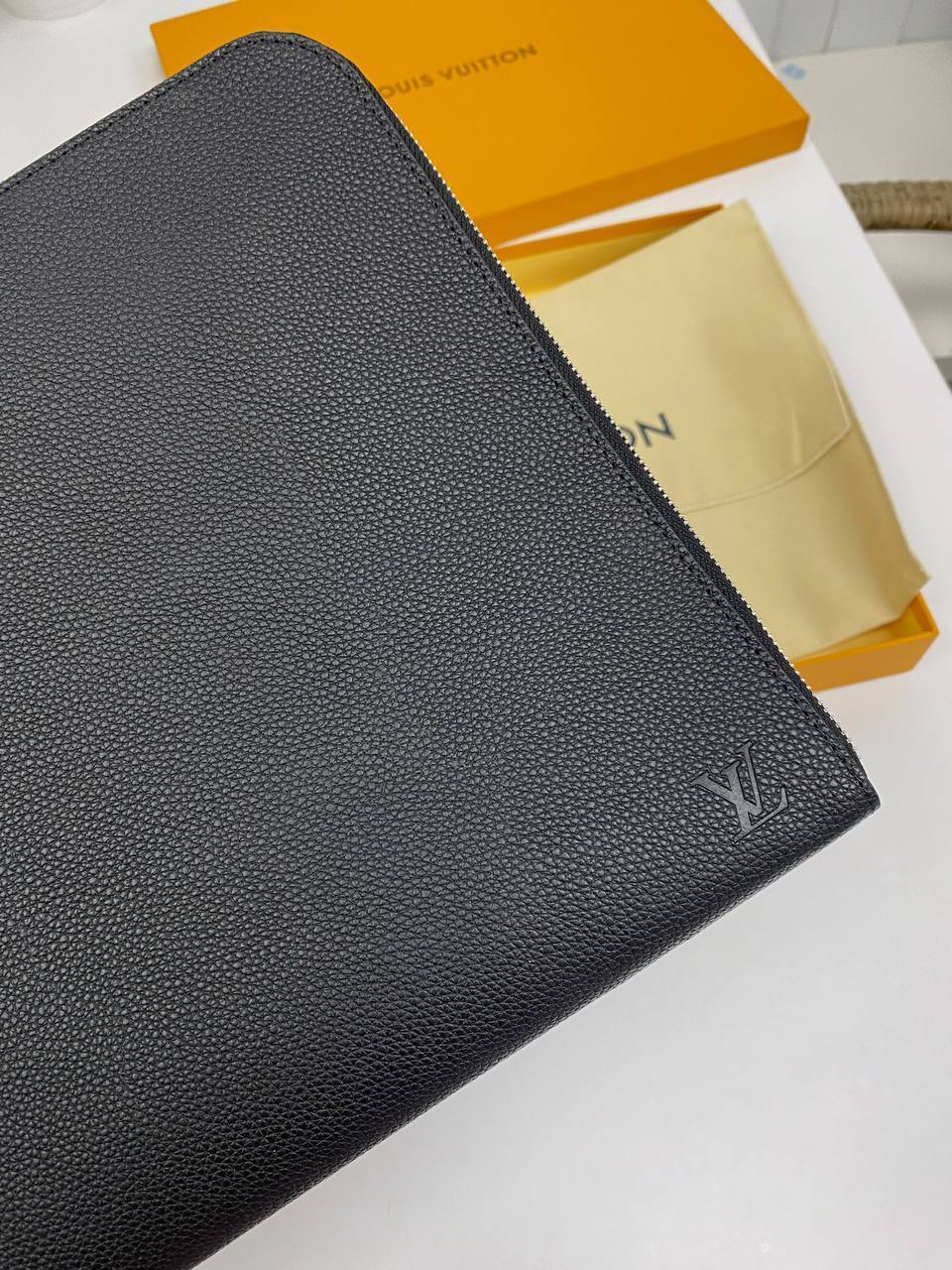 Папка черная от Louis Vuitton 35x25x4 BP-27592HM Папка черная от Louis Vuitton 35x25x4 BP-27592HM