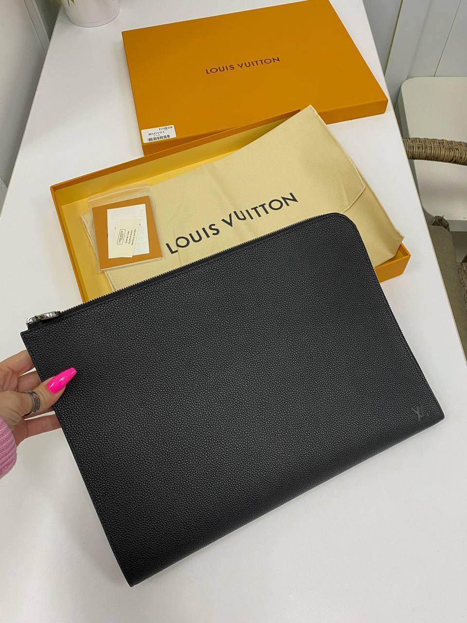 Папка черная от Louis Vuitton 35x25x4 BP-27592HM Папка черная от Louis Vuitton 35x25x4 BP-27592HM