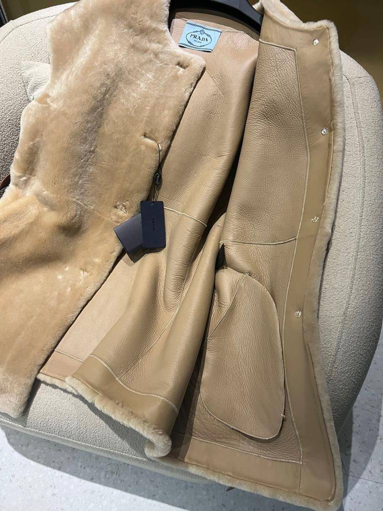 Меховой жилет коллекционный Prada BP-43630 Меховой жилет коллекционный Prada BP-43630