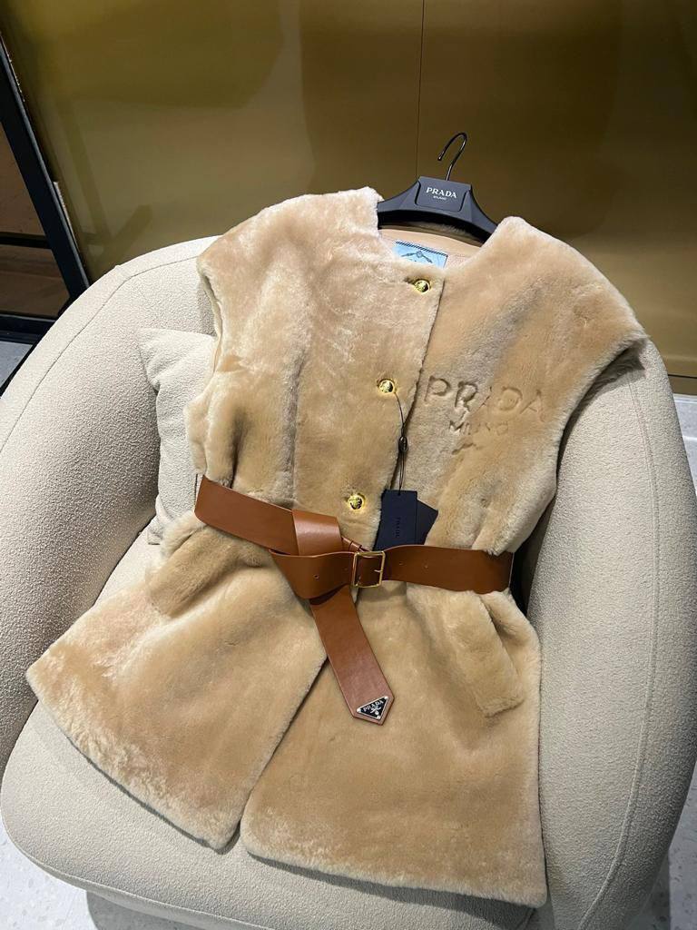 Меховой жилет коллекционный Prada BP-43630 Меховой жилет коллекционный Prada BP-43630