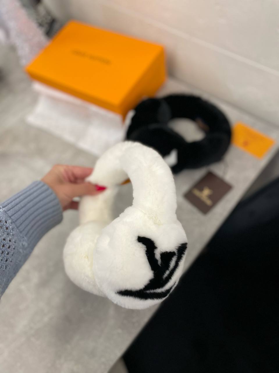 Коллекционные меховые наушники Louis Vuitton BP-43838 Коллекционные меховые наушники Louis Vuitton BP-43838