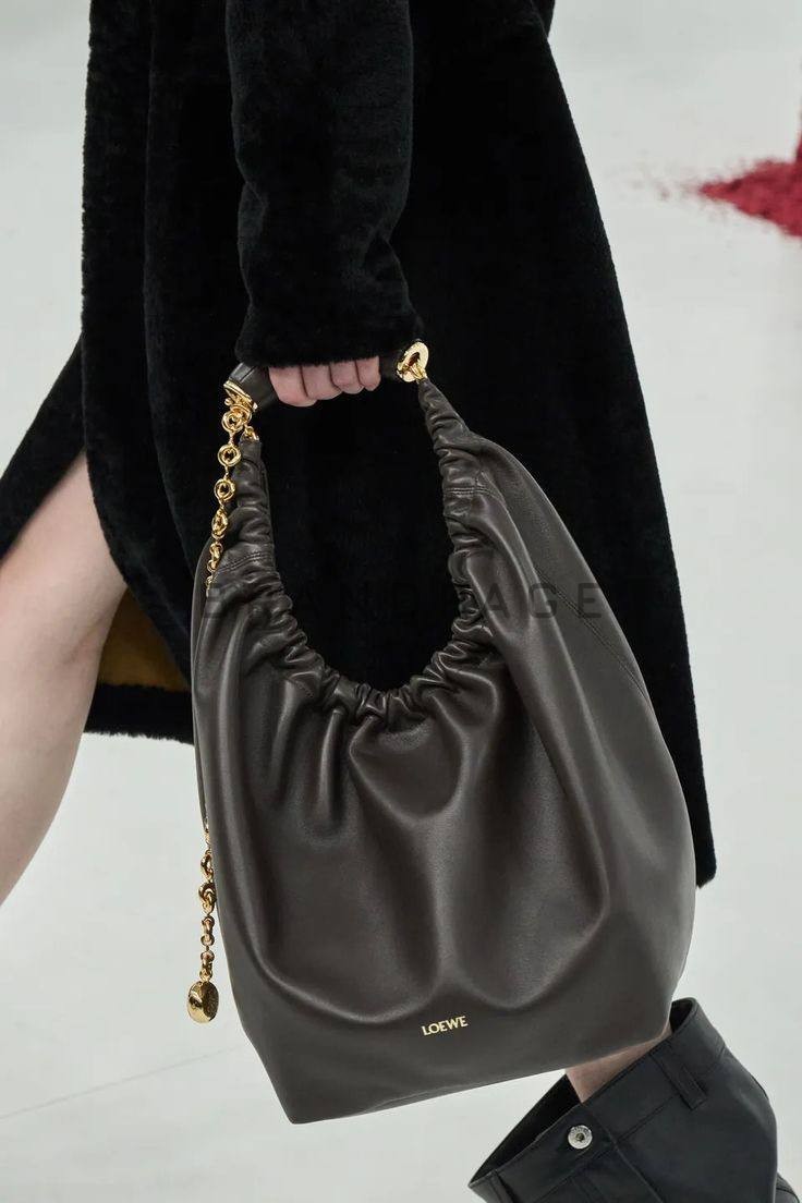 Кожаная сумка Loewe Squeeze Medium Кожаная сумка Loewe Squeeze Medium