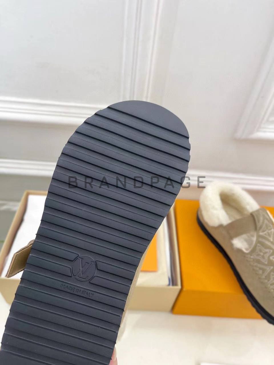 Сандалии Louis Vuitton с мехом BPLUX12443 Сандалии Louis Vuitton с мехом BPLUX12443