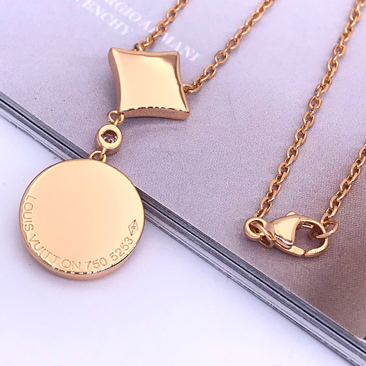 Премиум подвеска Louis Vuitton BP-24303 Премиум подвеска Louis Vuitton BP-24303