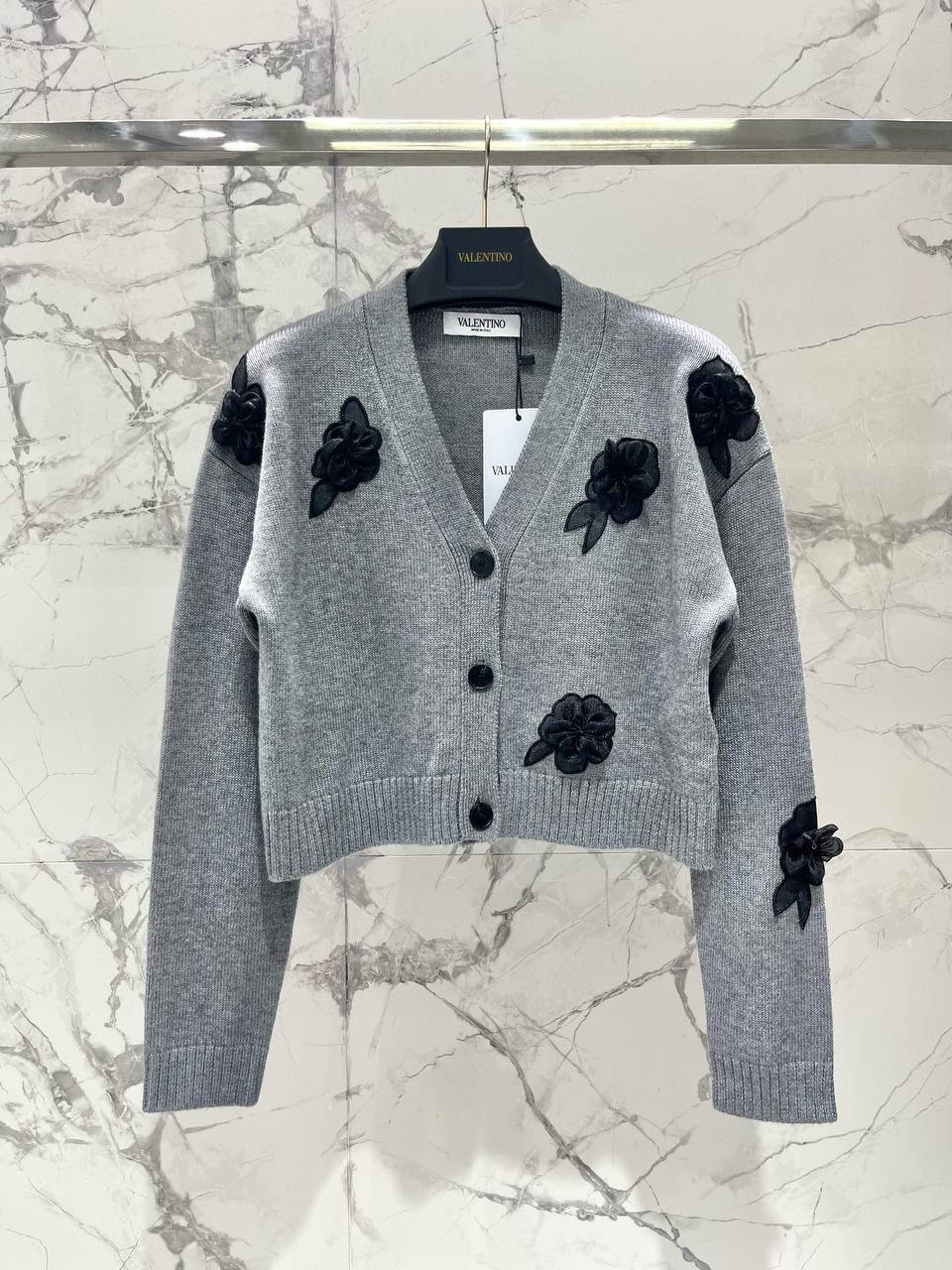 Кардиган элитный со стильными украшениями Valentino Garavani VLTN BP-268535 Кардиган элитный со стильными украшениями Valentino Garavani VLTN BP-268535