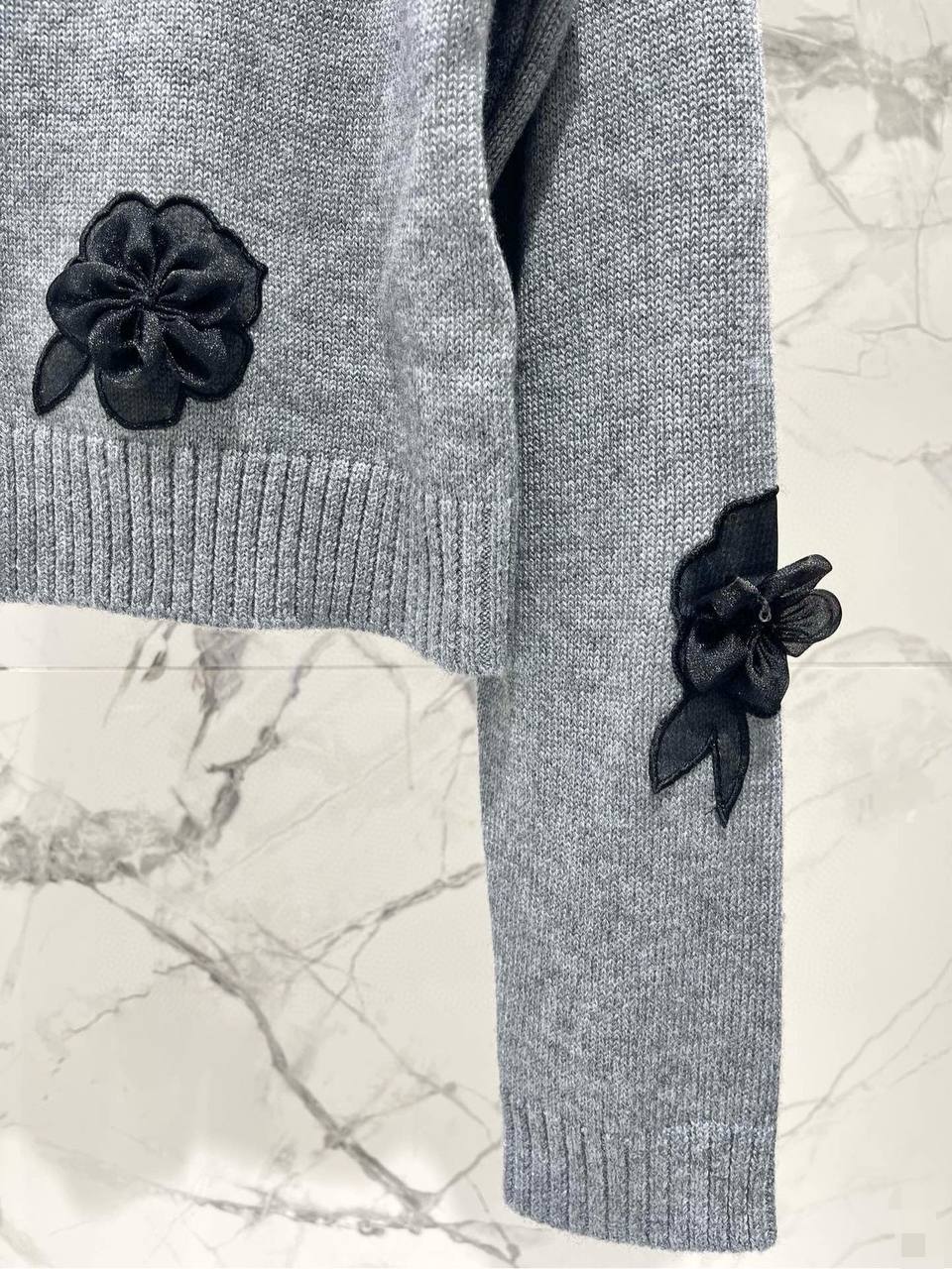 Кардиган элитный со стильными украшениями Valentino Garavani VLTN BP-268535 Кардиган элитный со стильными украшениями Valentino Garavani VLTN BP-268535