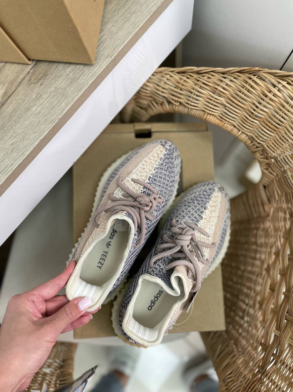 Серо-бежевые кроссовки Adidas Yeezy Boost BP-33888 премиум Серо-бежевые кроссовки Adidas Yeezy Boost BP-33888 премиум