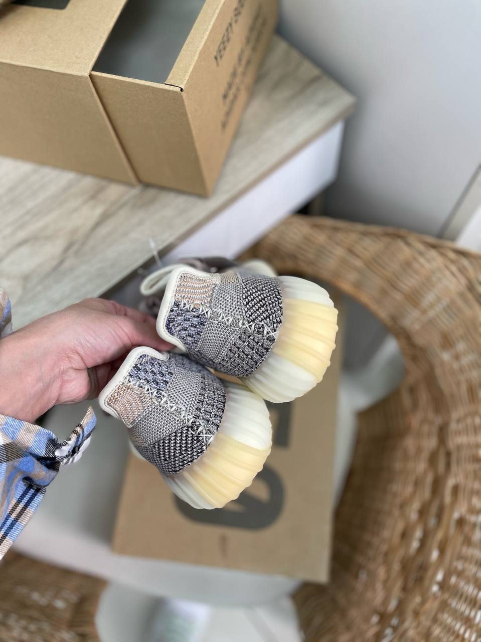 Серо-бежевые кроссовки Adidas Yeezy Boost BP-33888 премиум Серо-бежевые кроссовки Adidas Yeezy Boost BP-33888 премиум