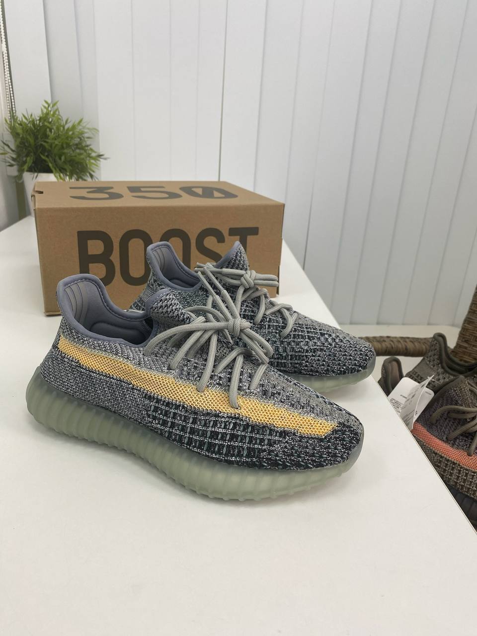 Серые кроссовки Adidas Yeezy Boost BP-33890 премиальные Серые кроссовки Adidas Yeezy Boost BP-33890 премиальные