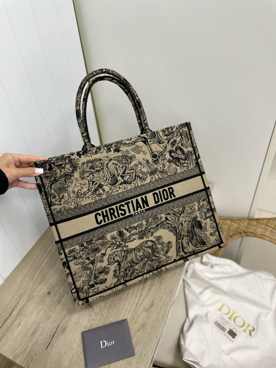 Коллекционная женская сумка Book Tote Toile de Jouy 42 см Christian Dior BP-20113 Коллекционная женская сумка Book Tote Toile de Jouy 42 см Christian Dior BP-20113