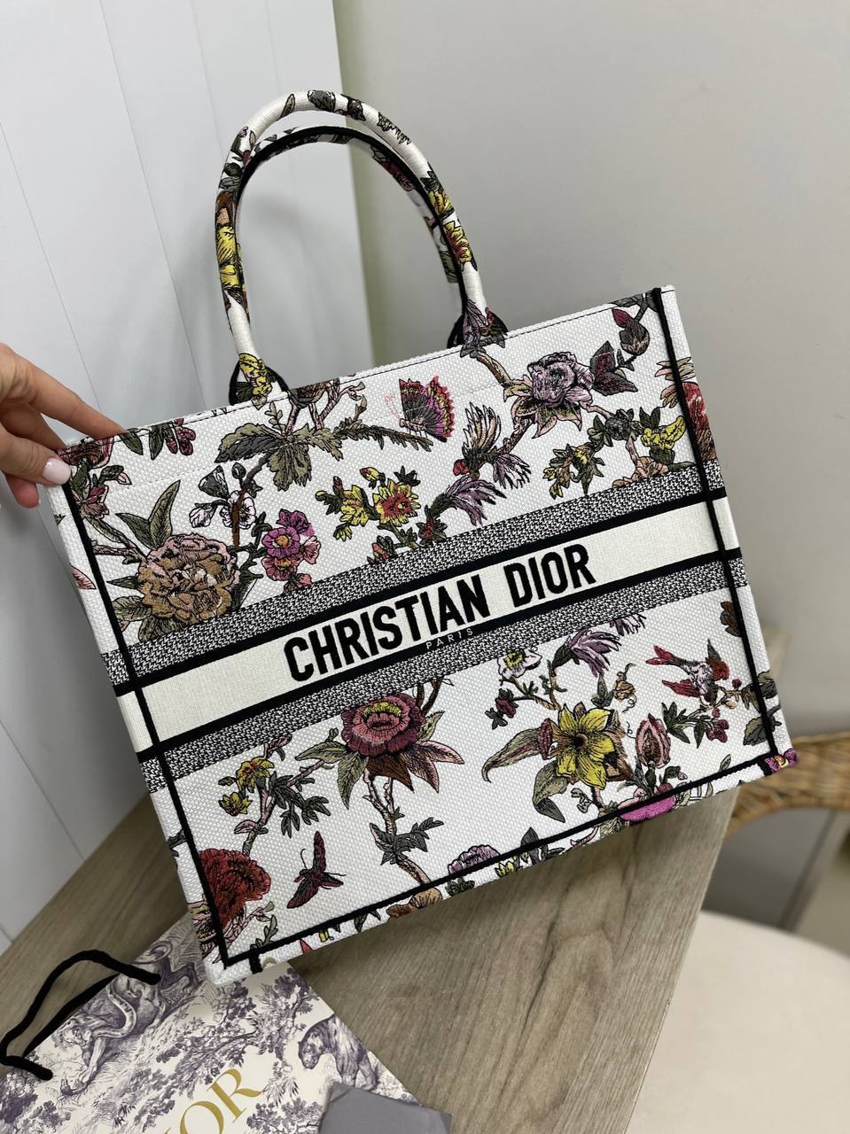 Элитная женская белая сумка Book Tote Toile de Jouy 42 см Christian Dior BP-25019 Элитная женская белая сумка Book Tote Toile de Jouy 42 см Christian Dior BP-25019